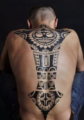  Tatouage maori, polynésien sur tout le milieu du dos avec le tiki vers le haut